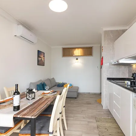 Quaint View - Da Rocha *